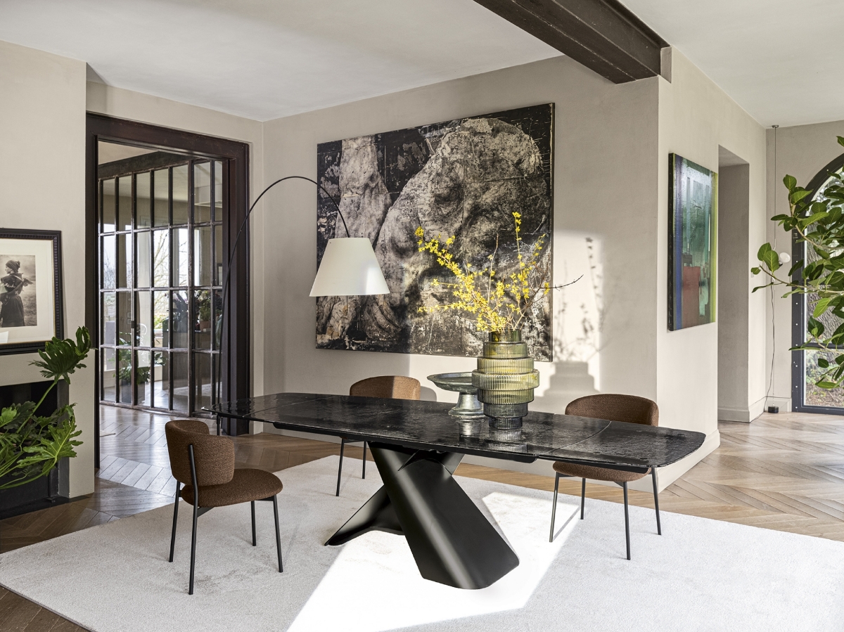 Τραπέζι τραπεζαρίας οβάλ Calligaris Axiom με μαύρη μεταλλική βάση X και καρέκλες σε σύνθεση τραπεζαρίας