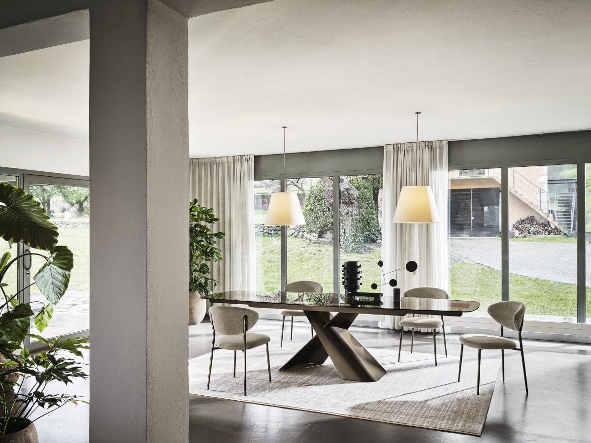 Τραπέζι τραπεζαρίας οβάλ Calligaris Axiom με γυάλινη επιφάνεια σε ευρύχωρη φωτεινή τραπεζαρία με καρέκλες