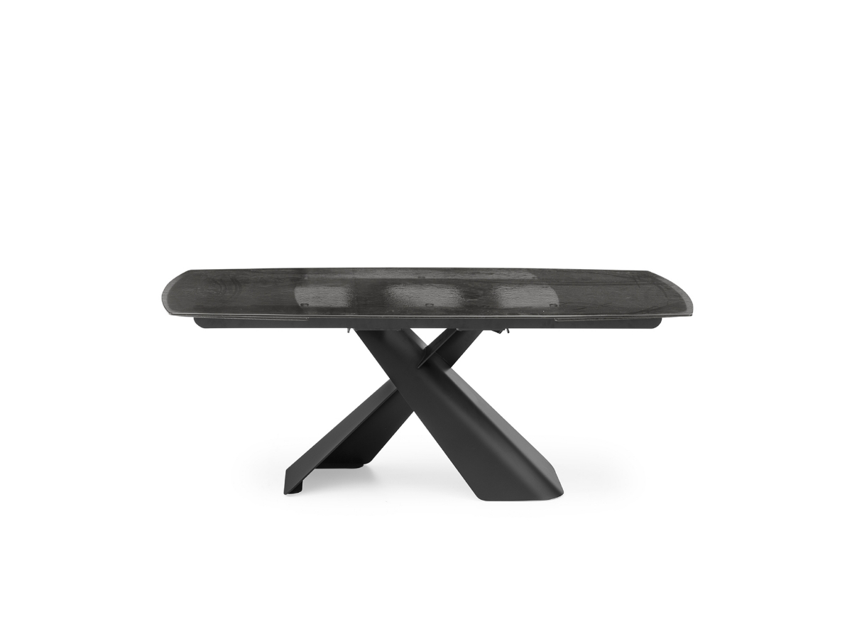 Τραπέζι τραπεζαρίας οβάλ Calligaris Axiom επεκτεινόμενο κλειστό — γυαλί σαγρέ μαύρο, μαύρη βάση X, λευκό φόντο