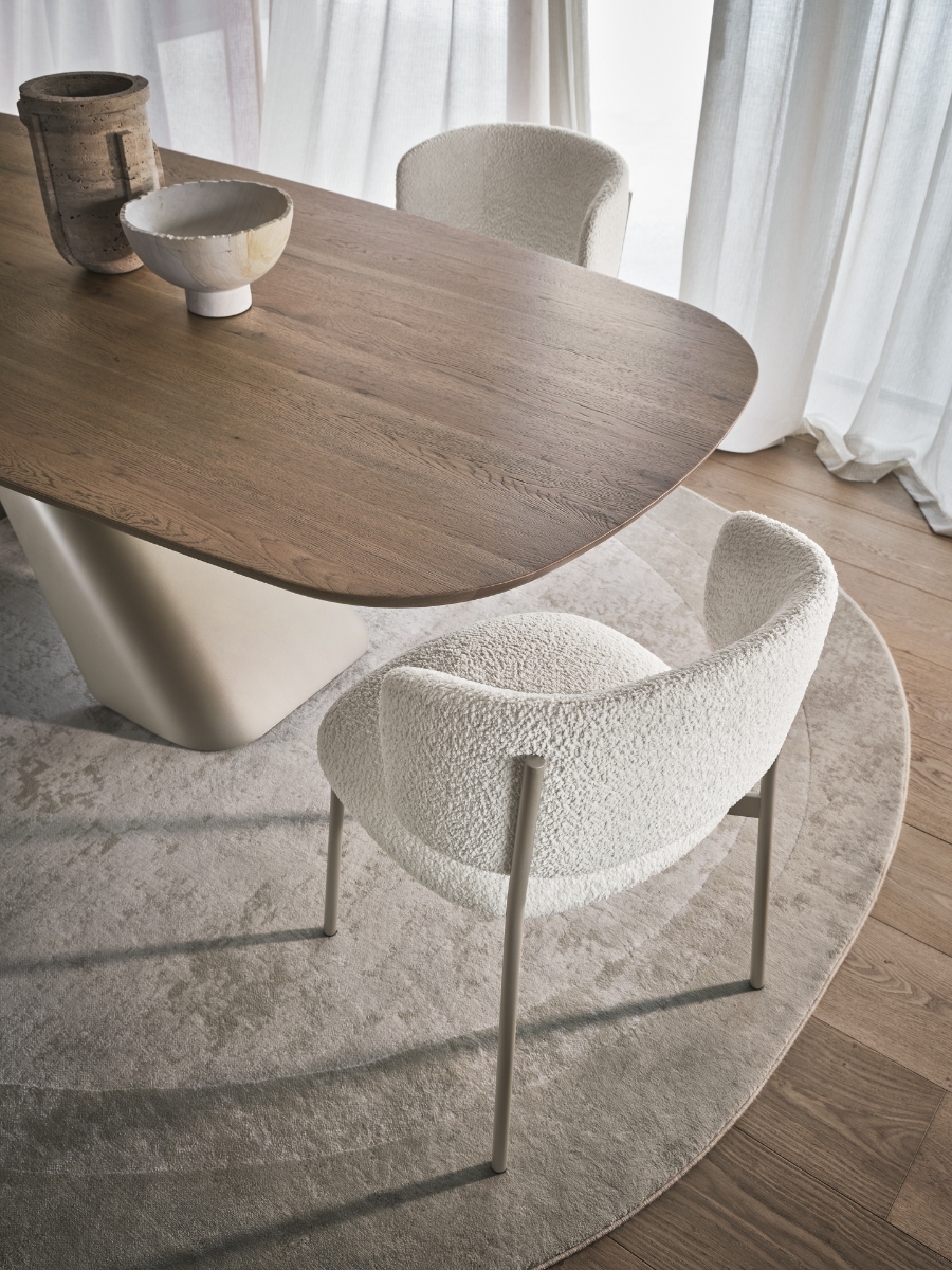 Τραπέζι τραπεζαρίας οβάλ Calligaris Axiom σταθερό με μασίφ ξύλινη επιφάνεια και εκρού μεταλλική βάση X σε φωτεινή τραπεζαρία — Adamopoulos Casa Ideale, επίσημος αντιπρόσωπος Calligaris στην Ελλάδα