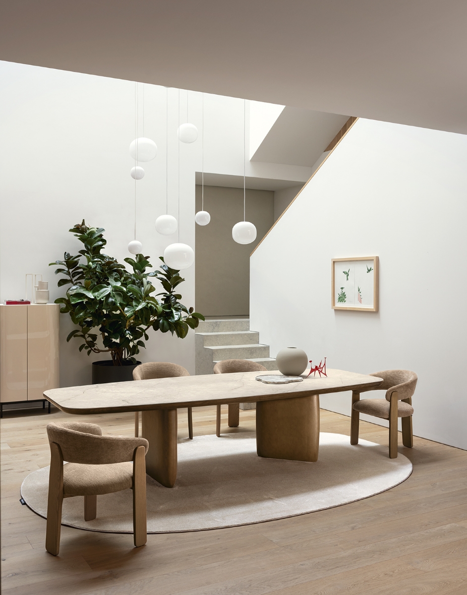 Τραπέζι τραπεζαρίας οβάλ Calligaris Riverstone επεκτεινόμενο με cream κεραμική επιφάνεια και εκρού λακαριστή οργανική βάση σε φωτεινή τραπεζαρία — Adamopoulos Casa Ideale