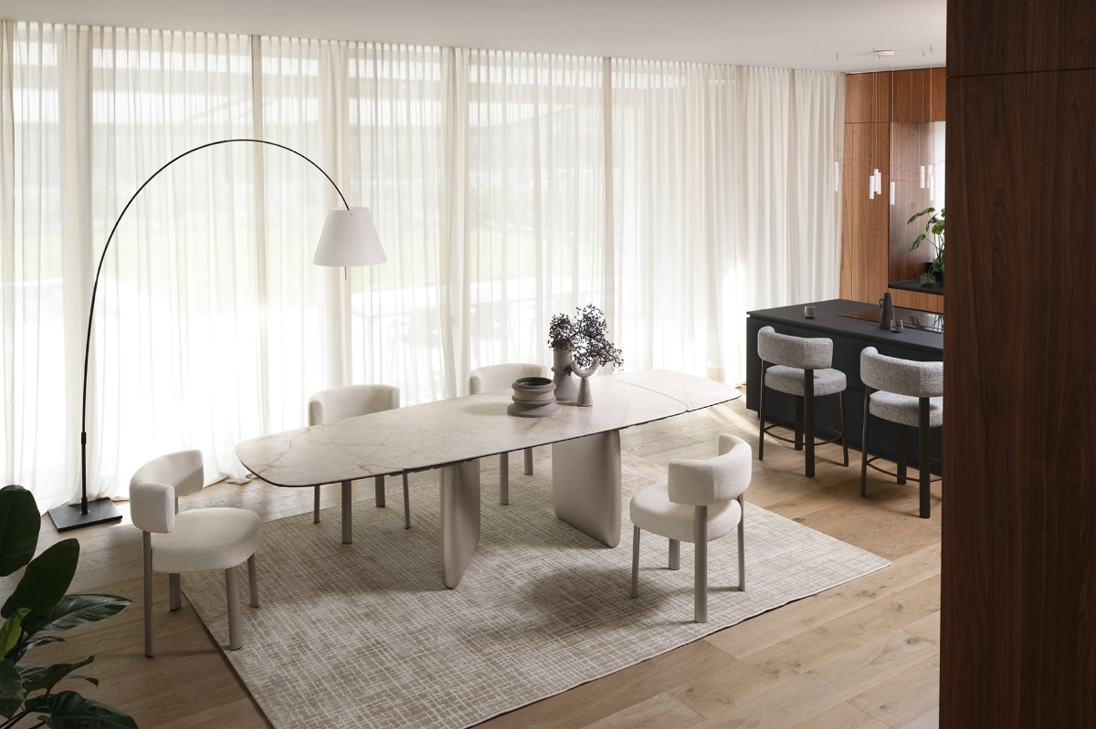 Τραπέζι τραπεζαρίας οβάλ Calligaris Riverstone σταθερό με κεραμική Travertino και ξύλινη ασύμμετρη βάση σε ευρύχωρη τραπεζαρία με καρέκλες — Adamopoulos Casa Ideale