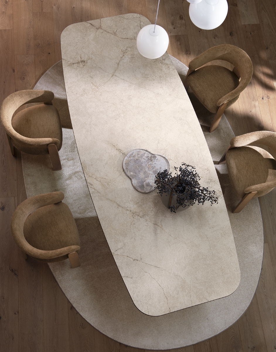 Τραπέζι τραπεζαρίας οβάλ Calligaris Riverstone σταθερό — λήψη από ψηλά με κεραμική Travertino, ασύμμετρη ξύλινη βάση και καρέκλες — Adamopoulos Casa Ideale