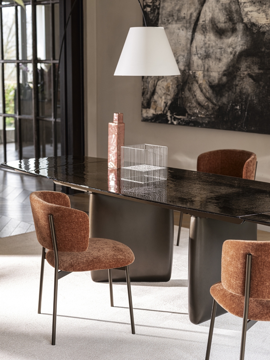 Τραπέζι τραπεζαρίας οβάλ Calligaris Riverstone με γυάλινη επιφάνεια σαγρέ smoky και graphite ασύμμετρη λακαριστή βάση σε σκηνή τραπεζαρίας — Adamopoulos Casa Ideale, επίσημος αντιπρόσωπος Calligaris στην Ελλάδα