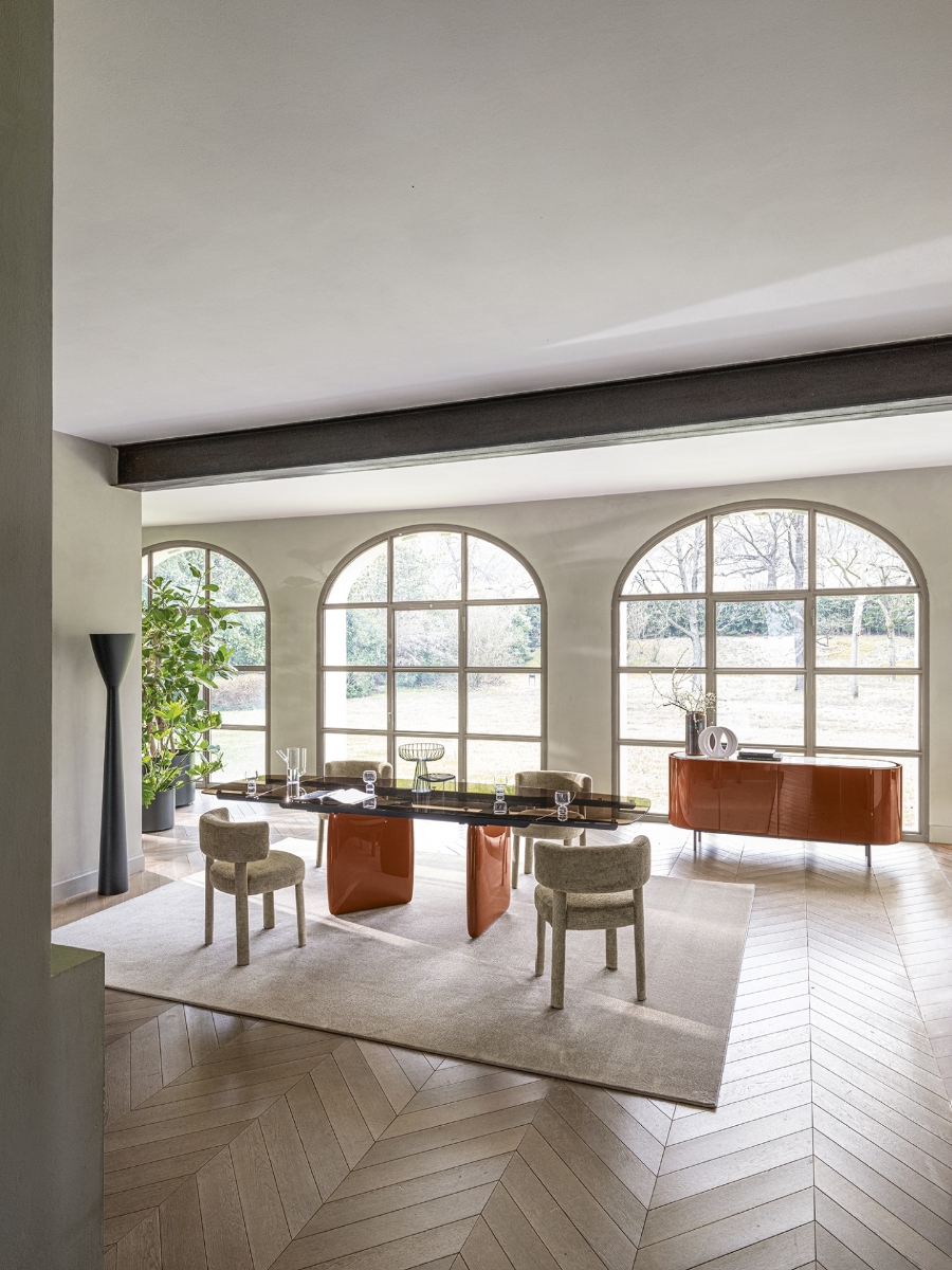  Τραπέζι τραπεζαρίας οβάλ Calligaris Riverstone με γυάλινη επιφάνεια και terracotta λακαριστή ασύμμετρη βάση σε φωτεινή τραπεζαρία — Adamopoulos Casa Ideale