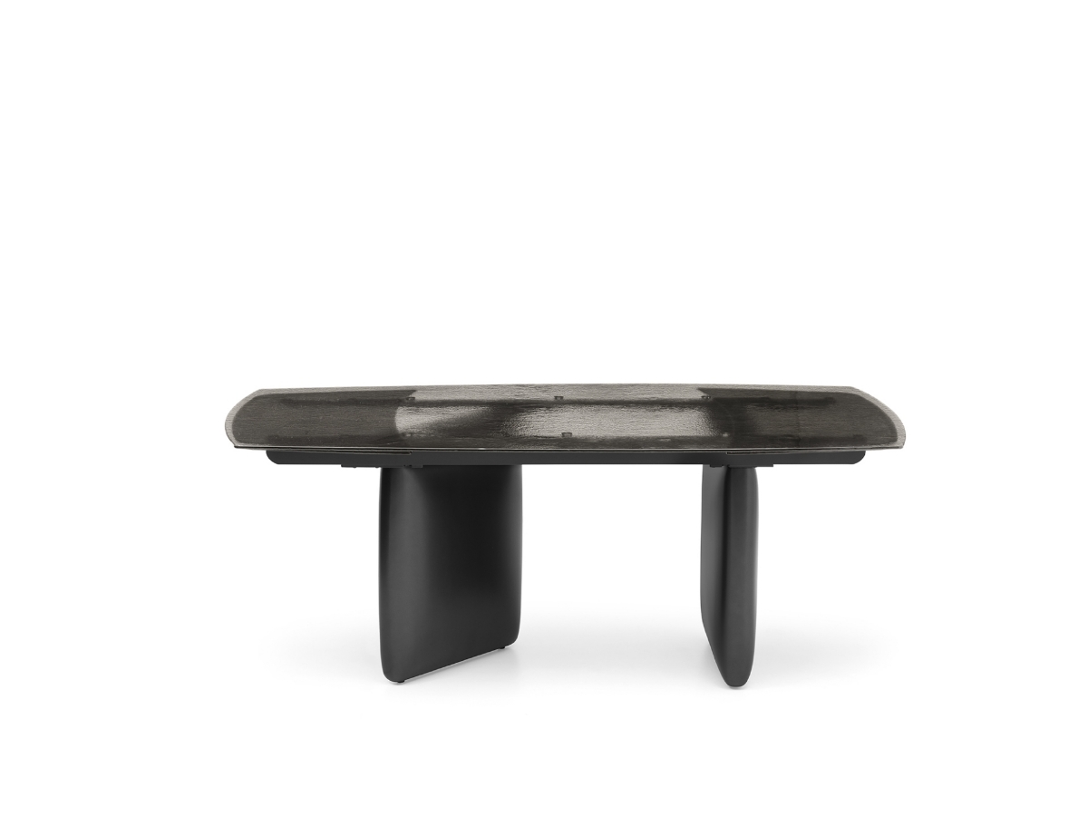 Τραπέζι τραπεζαρίας οβάλ Calligaris Riverstone SG κλειστό με γυάλινη επιφάνεια σαγρέ και μαύρη ασύμμετρη λακαριστή βάση, λευκό φόντο — Adamopoulos Casa Ideale