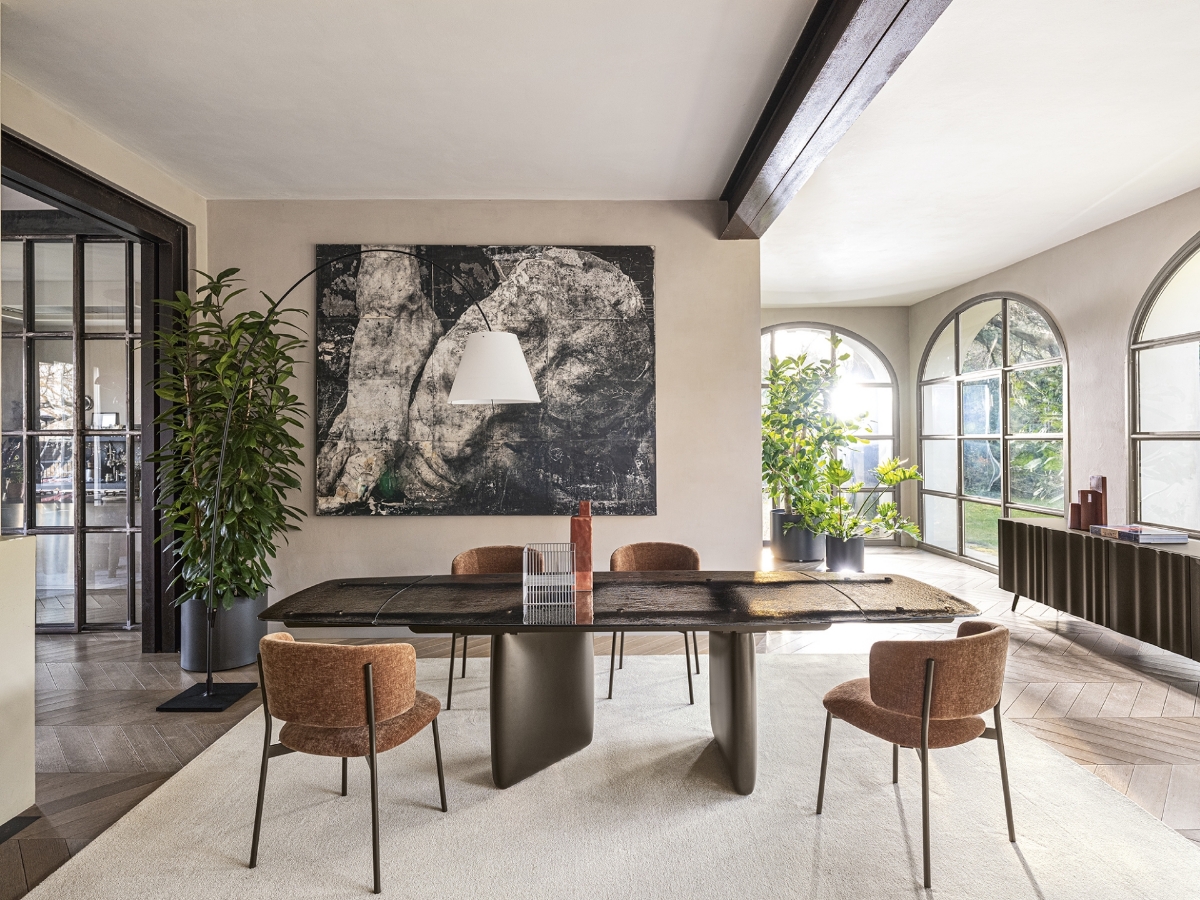 Τραπέζι τραπεζαρίας οβάλ Calligaris Riverstone SG με γυάλινη επιφάνεια καφέ και καφέ ασύμμετρη βάση σε φωτεινή τραπεζαρία με καρέκλες — Adamopoulos Casa Ideale