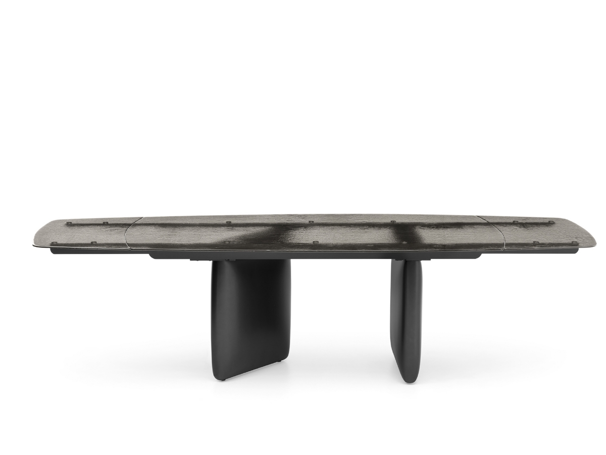 Τραπέζι τραπεζαρίας οβάλ Calligaris Riverstone SG ανοιχτό με γυάλινη επιφάνεια σαγρέ και μαύρη ασύμμετρη λακαριστή βάση, λευκό φόντο — Adamopoulos Casa Ideale