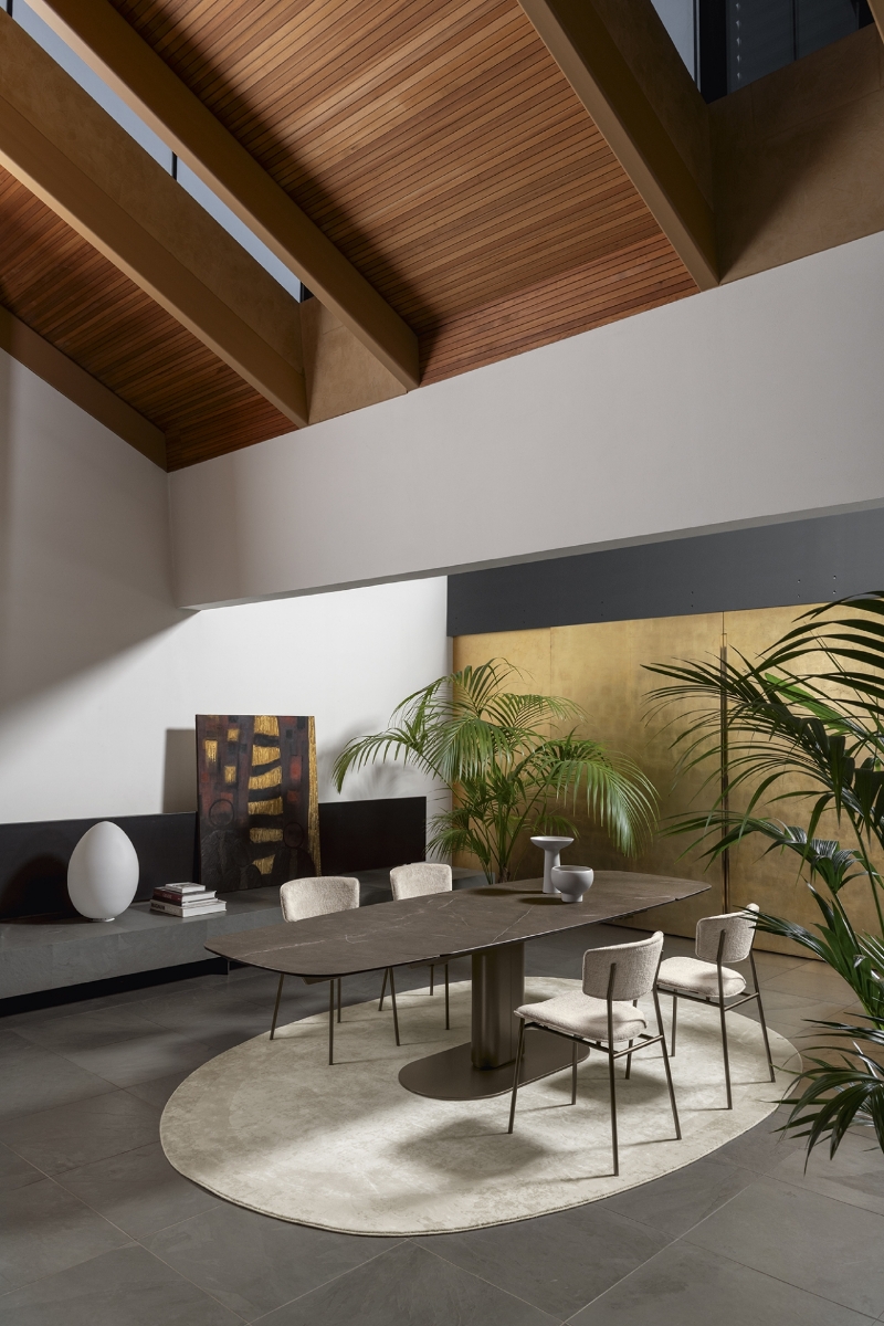  Χαλί οβάλ Calligaris Nest σε μπεζ εκρού taupe κάτω από οβάλ τραπέζι τραπεζαρίας σε φωτεινό ψηλοτάβανο χώρο — Adamopoulos Casa Ideale