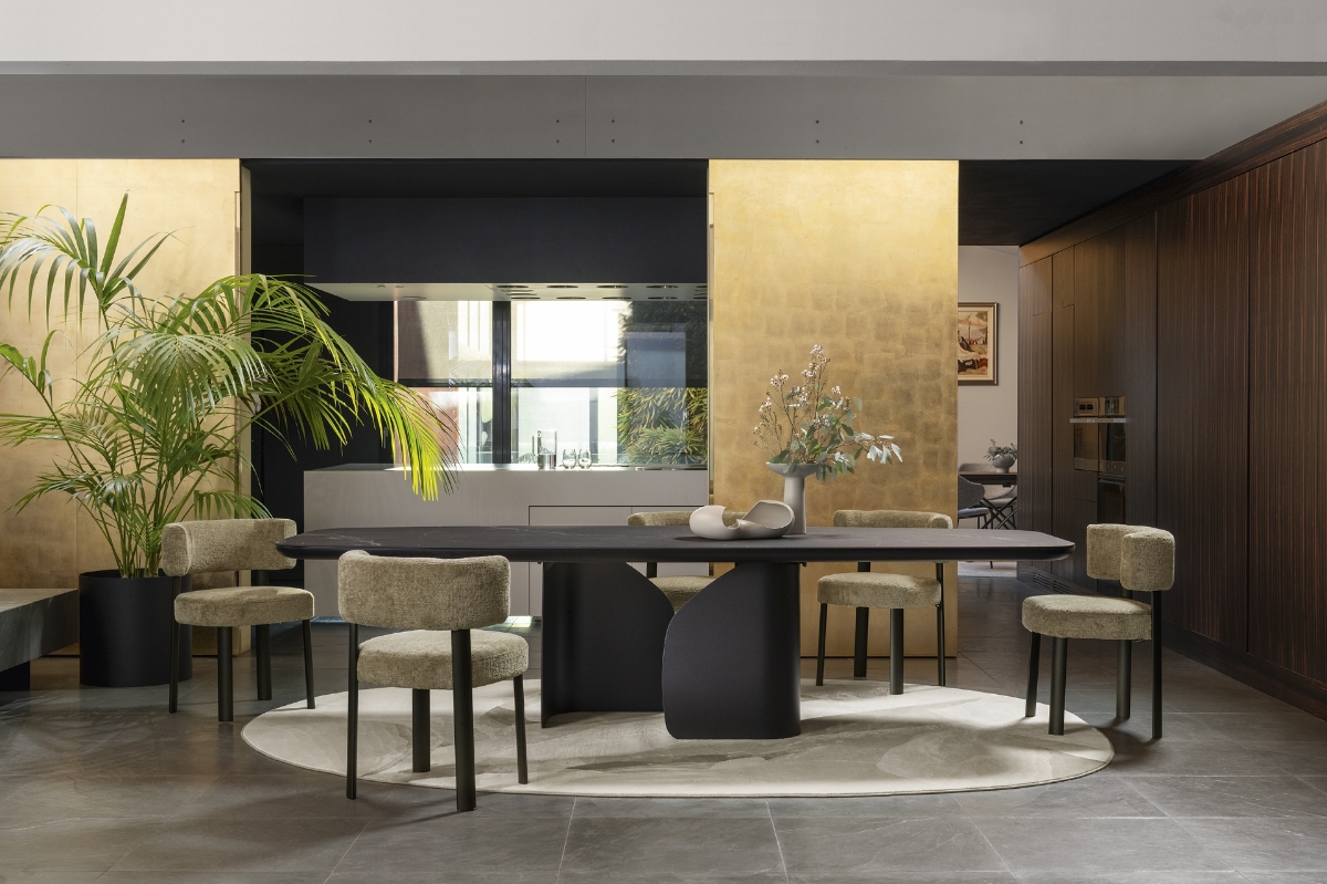 Χαλί οβάλ Calligaris Nest σε μπεζ και taupe κάτω από τραπέζι τραπεζαρίας με καρέκλες σε κομψό εσωτερικό χώρο — Adamopoulos Casa Ideale, επίσημος αντιπρόσωπος Calligaris στην Ελλάδα