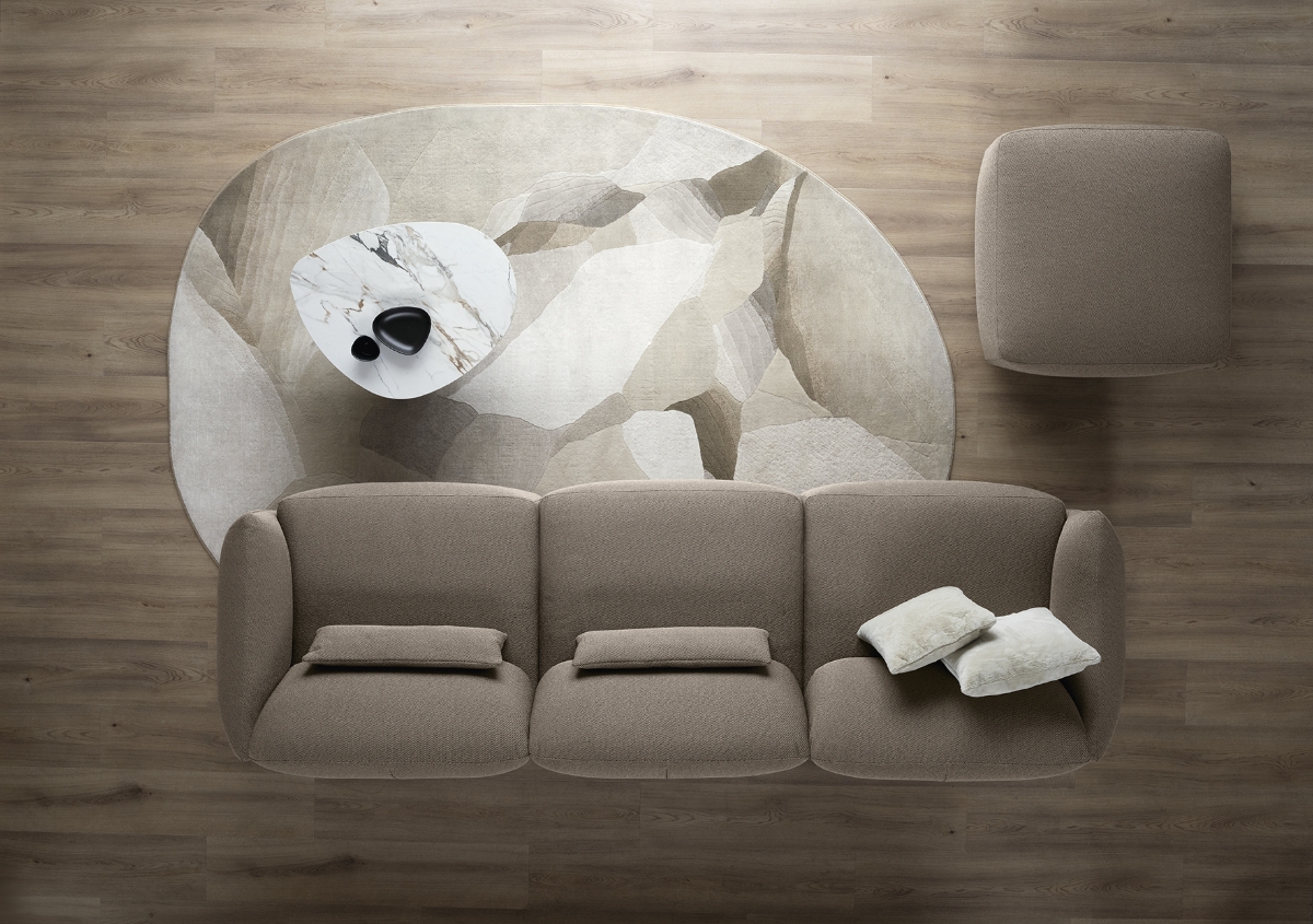 Χαλί οβάλ Calligaris Nest σε μπεζ εκρού taupe κάτω από καναπέ σε καθιστικό — λήψη από ψηλά που αναδεικνύει το οργανικό μοτίβο — Adamopoulos Casa Ideale