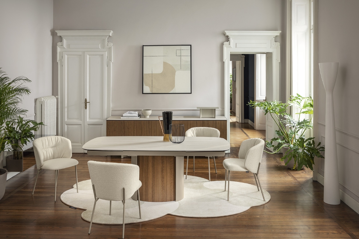 Χαλί σαλονιού Calligaris Curved ακανόνιστο μπεζ κάτω από λευκό κεραμικό τραπέζι τραπεζαρίας με ξύλινη βάση και εκρού boucle καρέκλες σε κλασικό λευκό χώρο — Adamopoulos Casa Ideale