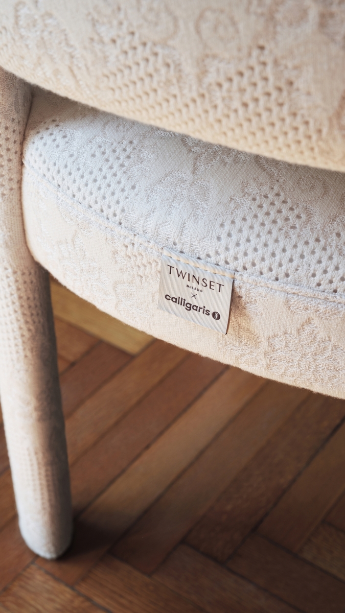 Λεπτομέρεια ετικέτας συνεργασίας Twinset Milano x Calligaris στην καρέκλα Glen Soft εκρού