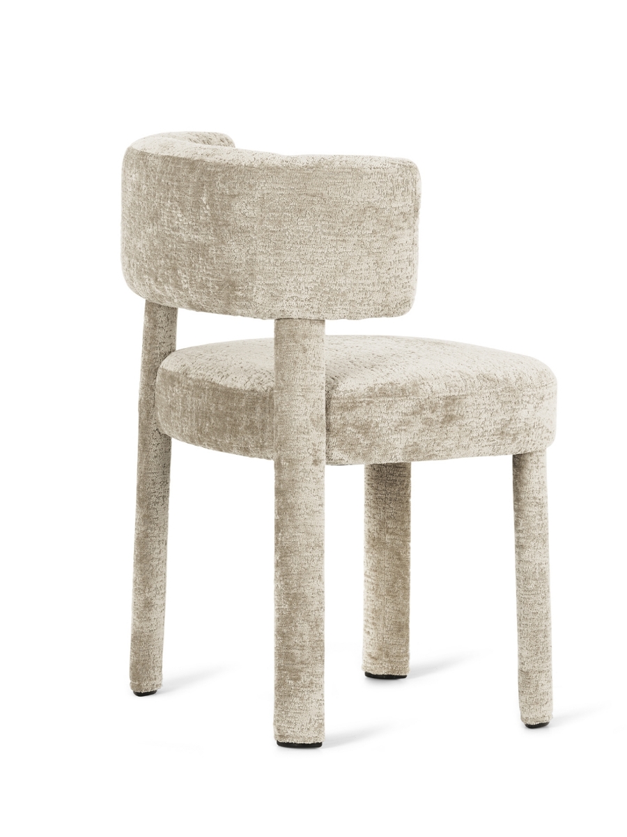 Καρέκλα τραπεζαρίας Calligaris Glen Soft σε μπεζ chenille ύφασμα, με καμπυλωτή πλάτη και πόδια ντυμένα με ύφασμα, πλάγια όψη σε λευκό φόντο