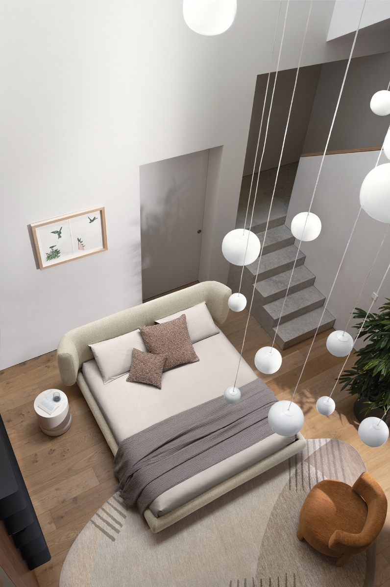 Καμηλό πολυθρόνα Calligaris Glen Soft ολόντυτη με ύφασμα, σε μοντέρνα κρεβατοκάμαρα με διπλό κρεβάτι, στρογγυλό χαλί, ξύλινο πάτωμα και λευκά κρεμαστά φωτιστικά μπάλες, κάτοψη