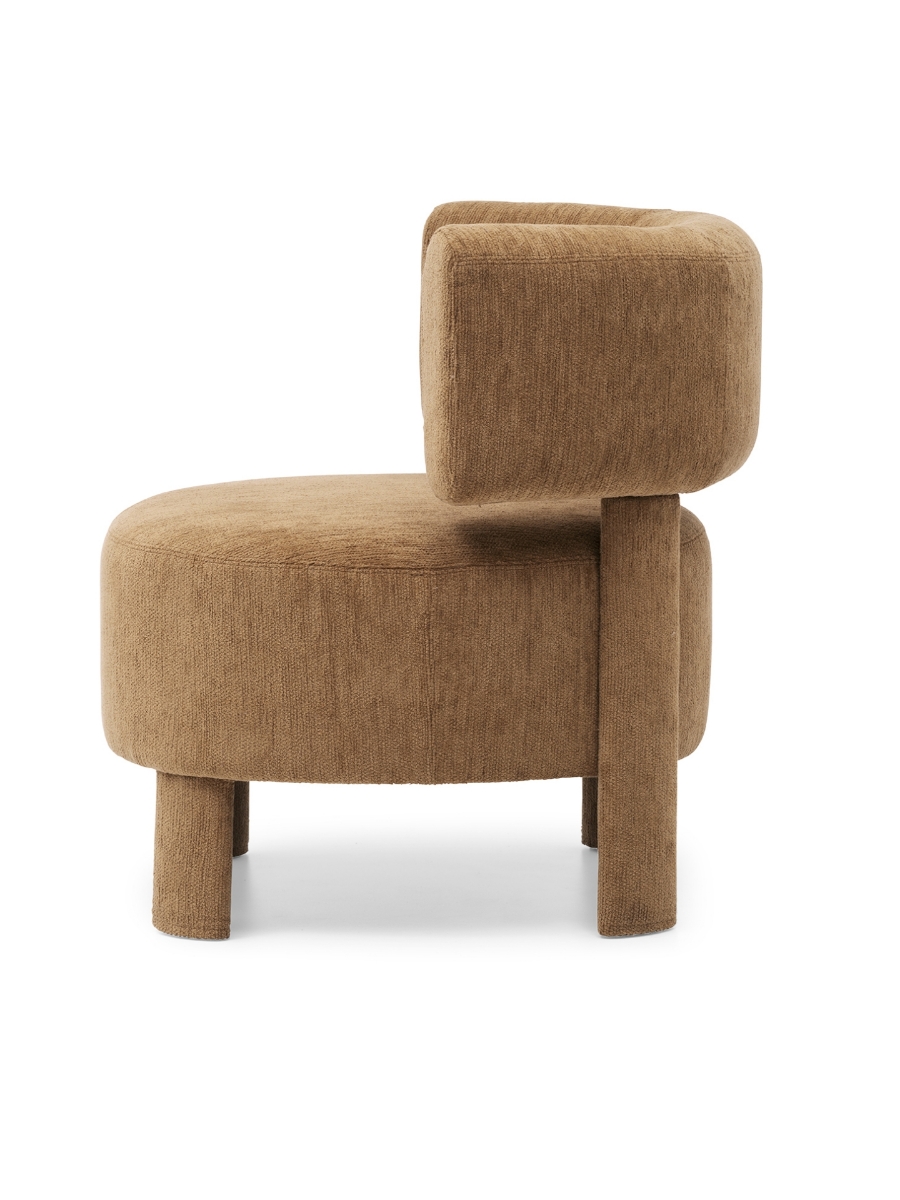 Πλάγια όψη καμηλό πολυθρόνας Calligaris Glen Soft με chenille ύφασμα, χαμηλό στρογγυλό κάθισμα και πόδια ντυμένα με ύφασμα, σε λευκό φόντο