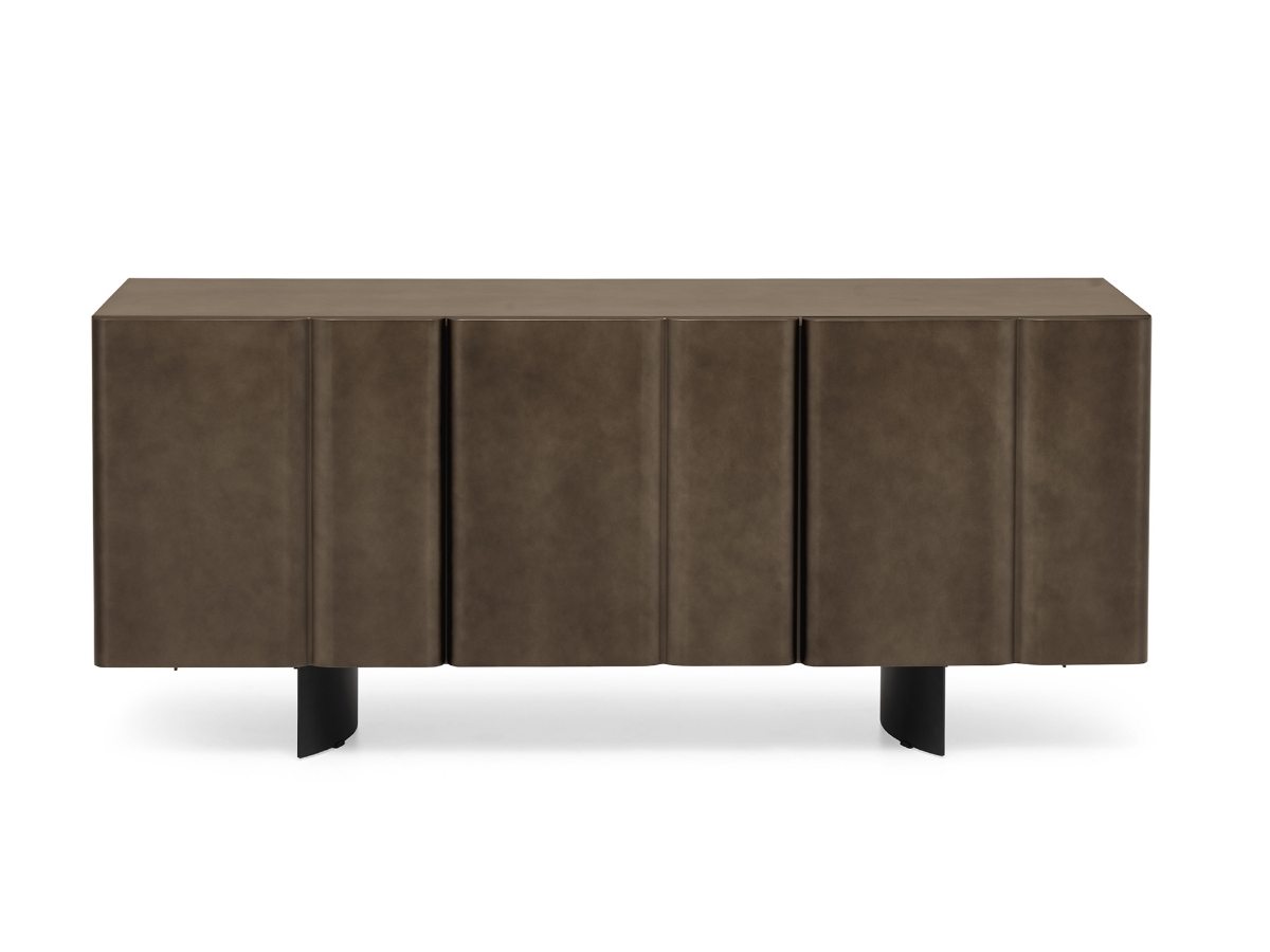 Μπουφές Calligaris Bambu σε καφέ-tortora απόχρωση με ανάγλυφες κυματιστές πόρτες και μαύρα μεταλλικά πόδια, μπροστινή όψη σε λευκό φόντο