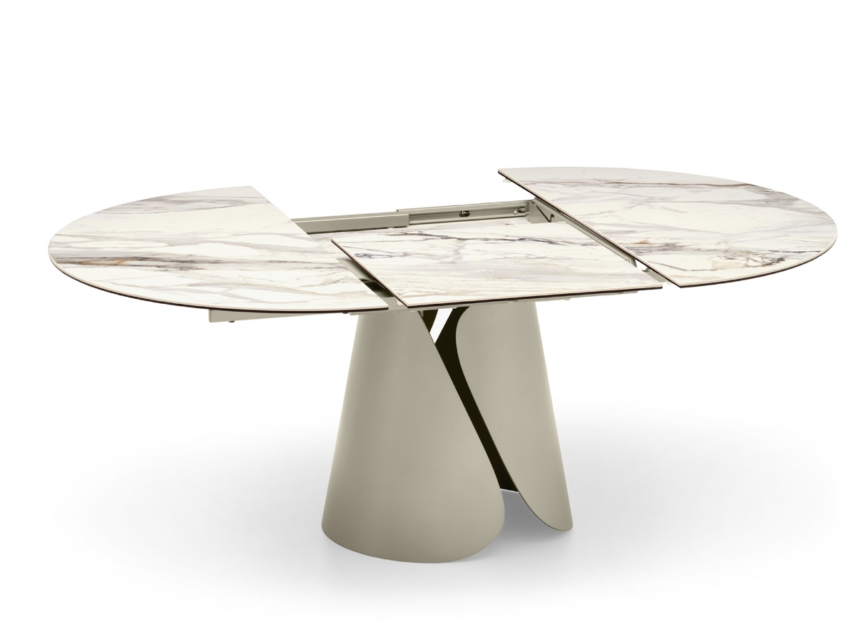 Τραπέζι Calligaris Tango με κεραμική επιφάνεια όψης μαρμάρου και μπεζ μεταλλική βάση, με ανοιχτό τον μηχανισμό επέκτασης και την ένθετη προέκταση — Adamopoulos Casa Ideale, επίσημος αντιπρόσωπος Calligaris στην Ελλάδα