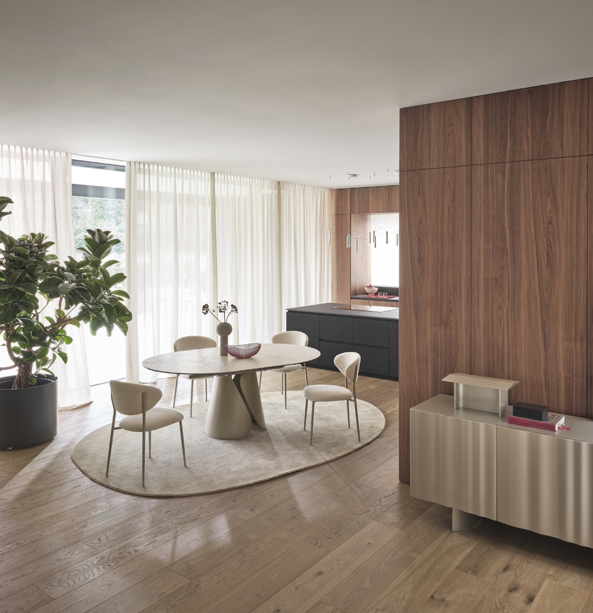 Στρογγυλό τραπέζι Calligaris Tango με μπεζ κεραμική επιφάνεια και μεταλλική βάση, με ιβουάρ υφασμάτινες καρέκλες σε κουζίνα με ξύλο καρυδιάς και μαύρα ντουλάπια — Adamopoulos Casa Ideale, επίσημος αντιπρόσωπος Calligaris στην Ελλάδα