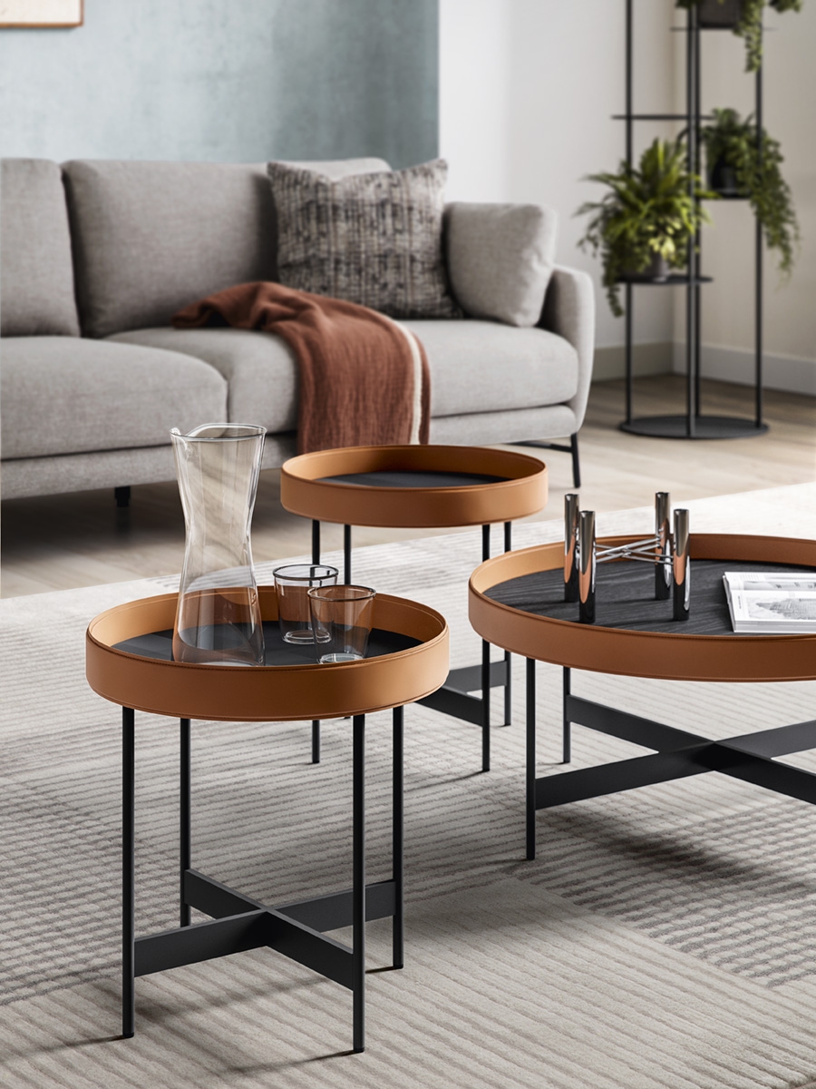 Χαλί σαλονιού Zen Calligaris σε beige με ανθρακί, σε σαλόνι με γκρι υφασμάτινο καναπέ, καφέ ριχτάρι και στρογγυλά τραπεζάκια δίσκου σε ταμπά δέρμα και μαύρο, Adamopoulos Casa Ideale, επίσημος αντιπρόσωπος Calligaris στην Ελλάδα
