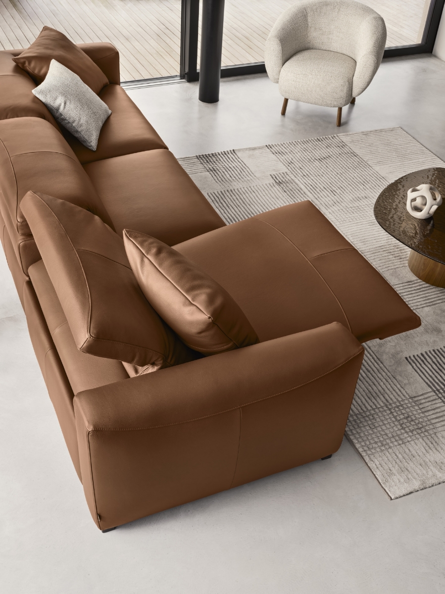 Χαλί σαλονιού Zen Calligaris σε beige με ανθρακί, σε σαλόνι με καφέ δερμάτινο καναπέ, εκρού μπουκλέ πολυθρόνα και σκούρο στρογγυλό τραπεζάκι, Adamopoulos Casa Ideale, επίσημος αντιπρόσωπος Calligaris στην Ελλάδα