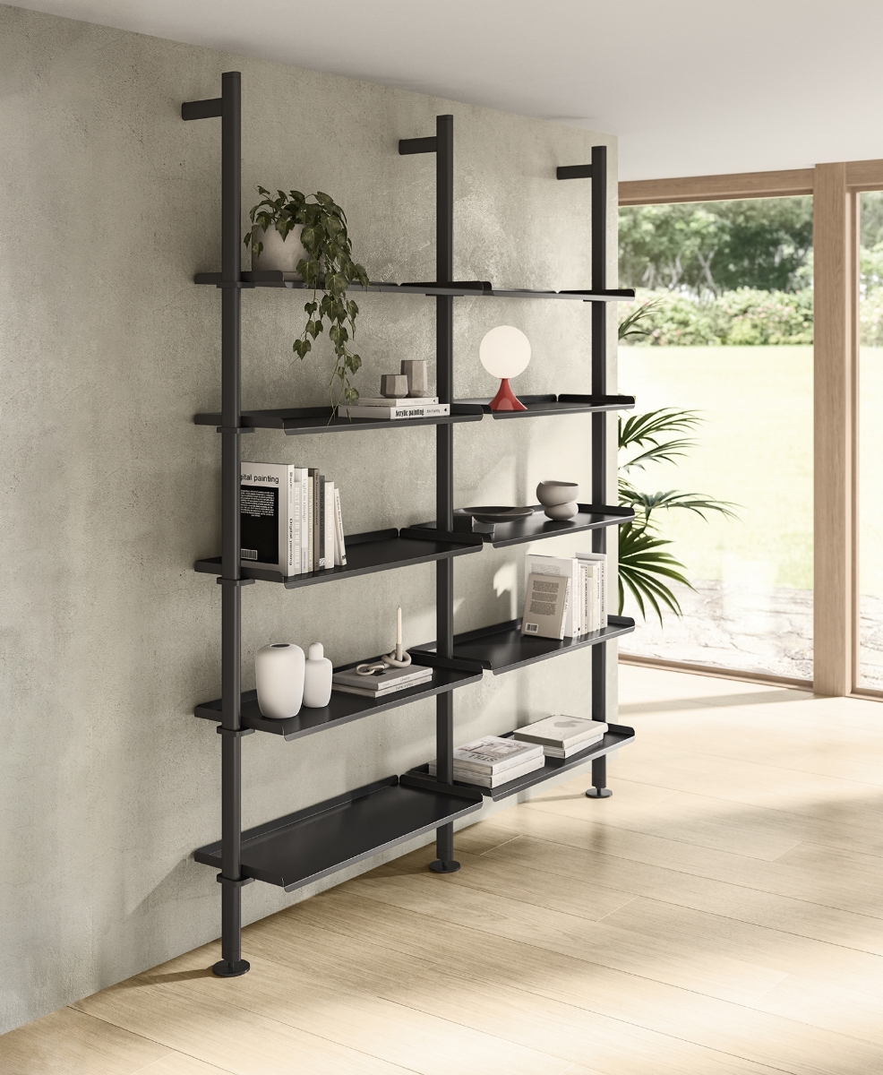 Βιβλιοθήκη Cluster Calligaris σε μαύρο, modular με δύο στήλες και πέντε ράφια, στερεωμένη στον τοίχο και διακοσμημένη με βιβλία, φυτά και διακοσμητικά βάζα, Adamopoulos Casa Ideale, επίσημος αντιπρόσωπος Calligaris στην Ελλάδα