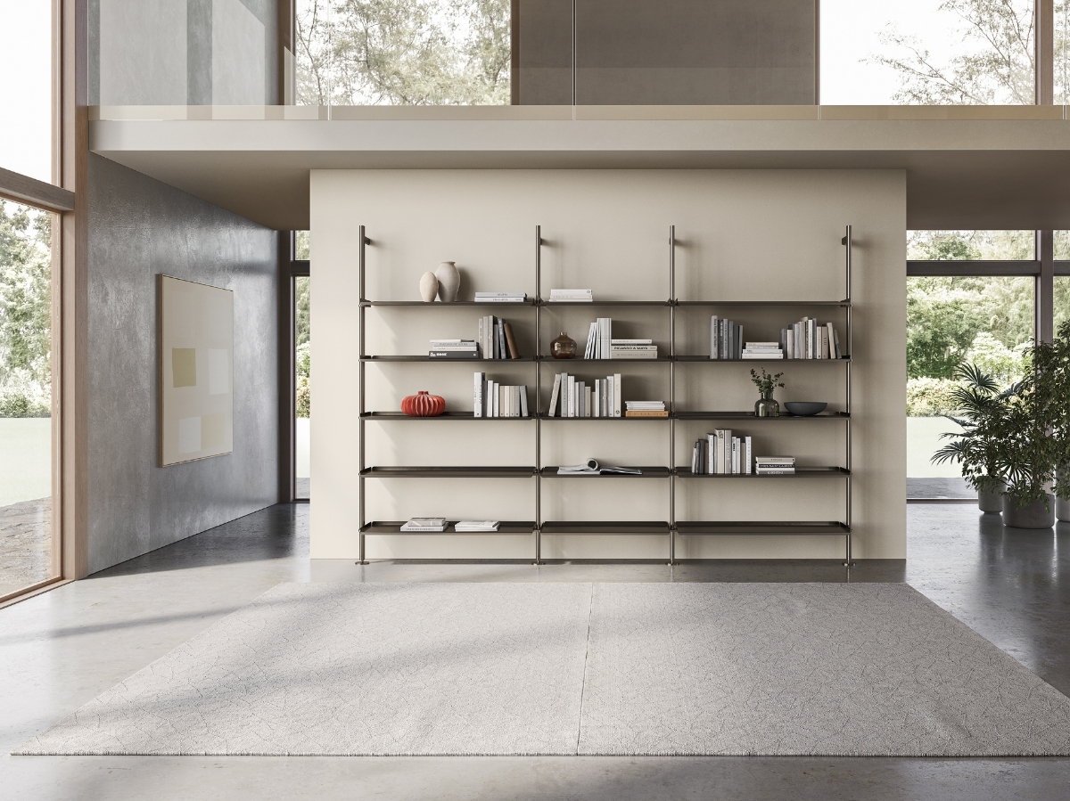 Βιβλιοθήκη Cluster Calligaris σε καφέ, modular με τρεις στήλες και πέντε ράφια, σε φωτεινό σαλόνι με βιβλία, βάζα και ανοιχτόχρωμο χαλί, Adamopoulos Casa Ideale, επίσημος αντιπρόσωπος Calligaris στην Ελλάδα