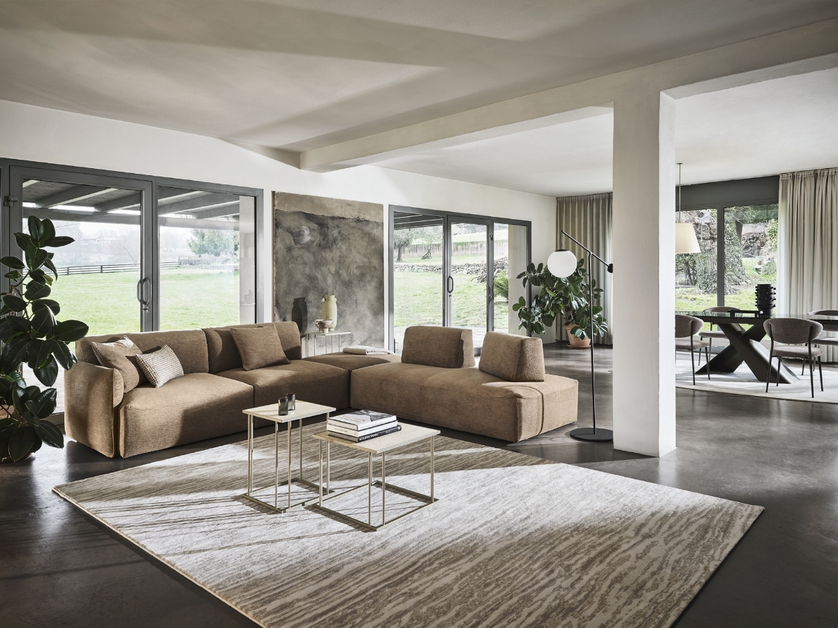 Καναπές Axis Low Calligaris σε κάμελ ύφασμα, σε σαλόνι διπλής όψης με μετακινούμενες πλάτες, τσιμεντένιο δάπεδο και μεγάλα κουφώματα — Adamopoulos Casa Ideale, επίσημος αντιπρόσωπος Calligaris στην Ελλάδα