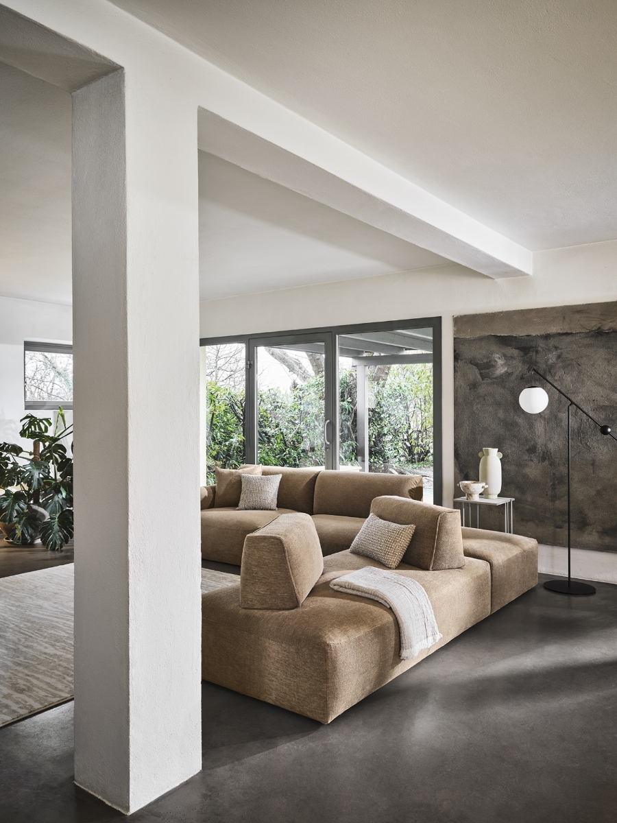 Γωνιακός καναπές Axis Calligaris σε κάμελ ύφασμα, σε ευρύχωρο σαλόνι με ανοιχτόχρωμο χαλί, μεταλλικά βοηθητικά τραπεζάκια και θέα σε κήπο — Adamopoulos Casa Ideale, επίσημος αντιπρόσωπος Calligaris στην Ελλάδα