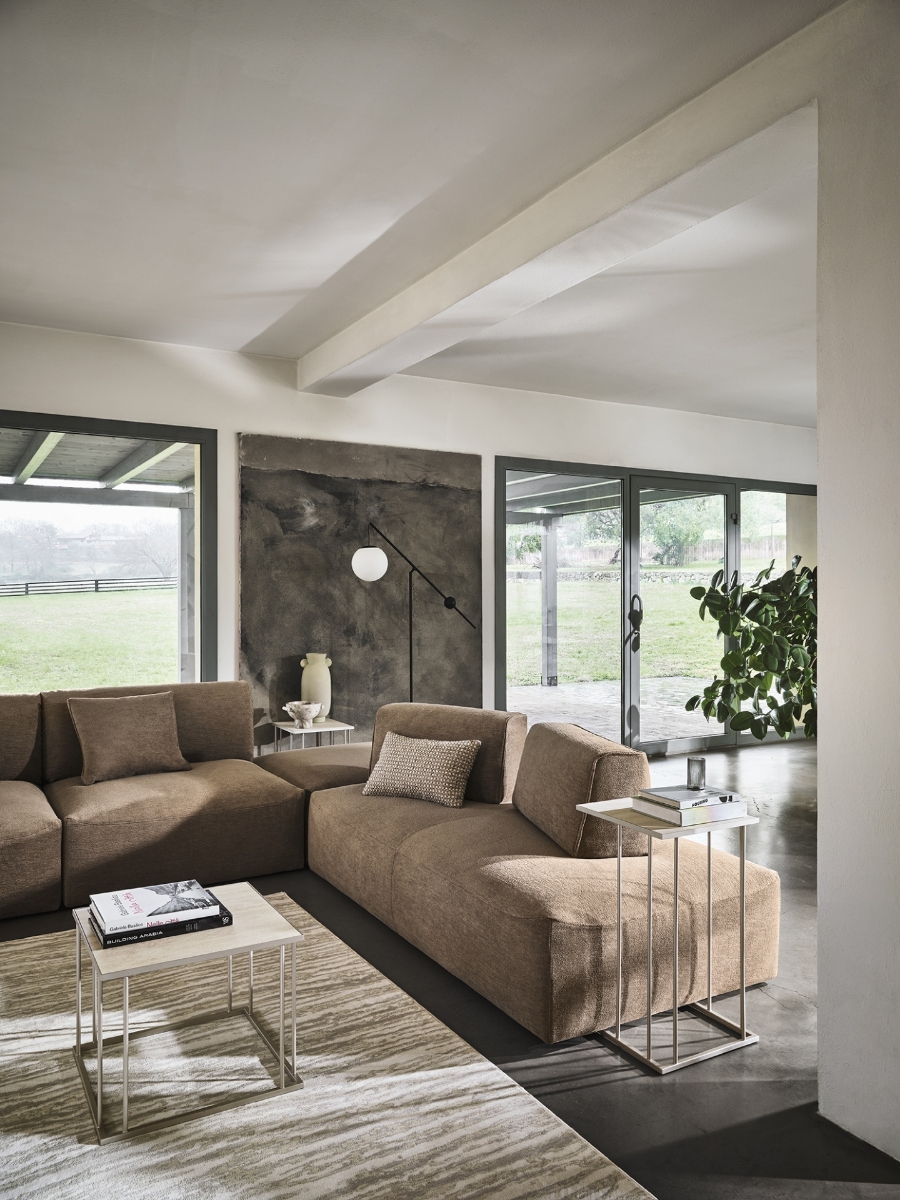 Καναπές Axis Calligaris σε κάμελ ύφασμα με μετακινούμενες πλάτες σε διάταξη διπλής όψης, σε σαλόνι με γκρι πίνακα και ξύλινο δάπεδο — Adamopoulos Casa Ideale, επίσημος αντιπρόσωπος Calligaris στην Ελλάδα