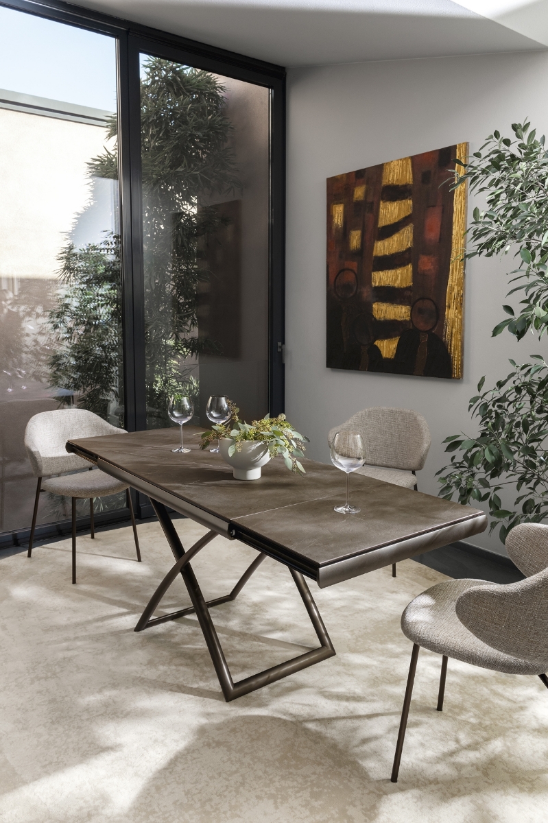 Τραπεζαρία Dakota Calligaris με κεραμική επιφάνεια σε σαλόνι με καρέκλες, ιδανική για μικρούς χώρους στην Αθήνα
