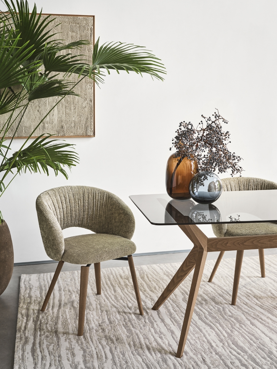 Τραπέζι Kent Calligaris με ξύλινο σκελετό και κρυσταλλίνη επιφάνεια, λεπτομέρεια με καρέκλα και διακοσμητικά βάζα