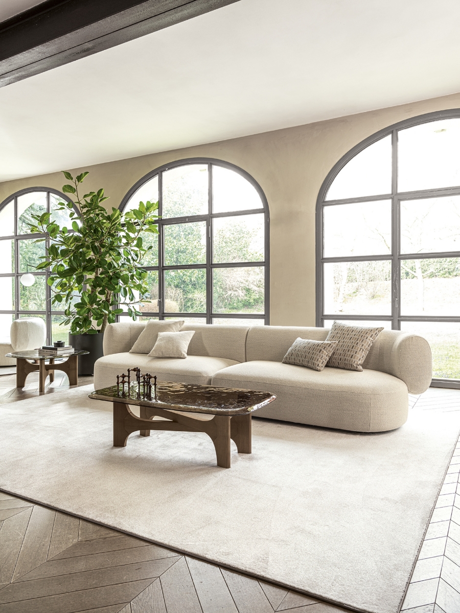 Καναπές Calligaris Glen σε εκρού ύφασμα σε φωτεινό σαλόνι με τραπεζάκι σαλονιού