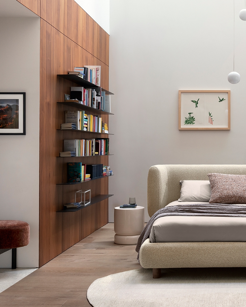 Υφασμάτινο κρεβάτι Glen της Calligaris με μαξιλάρια κεφαλαριού και κομοδίνα σε υπνοδωμάτιο