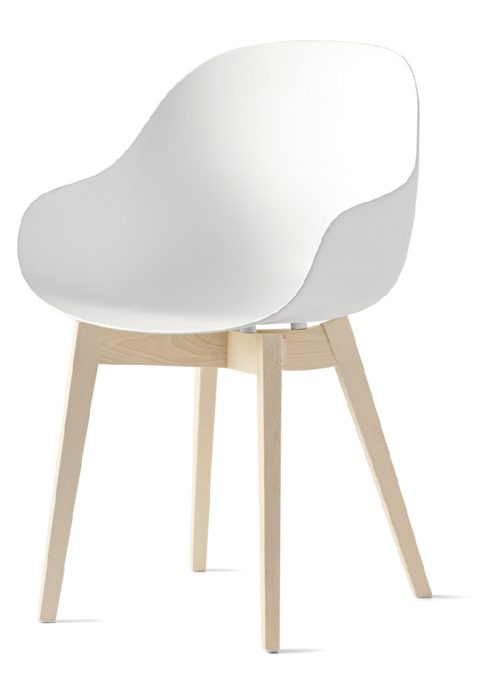 Καρέκλα με μπράτσα Academy Connubia by Calligaris από ανακυκλωμένο πολυπροπυλένιο με μασίφ ξύλινα πόδια φυσικού χρώματος, εκθεσιακή με άμεση παράδοση — Adamopoulos Casa Ideale