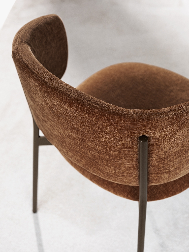 Καρέκλα τραπεζαρίας Flex Calligaris με μπράτσα, λεπτό μεταλλικό σκελετό και καμπυλωτή πλάτη — Adamopoulos Casa Ideale, επίσημος αντιπρόσωπος Calligaris στην Ελλάδα