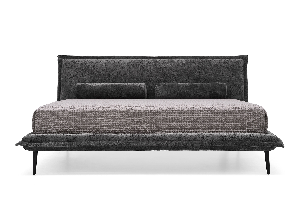 Διπλό κρεβάτι Fluff Calligaris με ενιαίο σώμα, υφασμάτινο κεφαλάρι και λεπτό μεταλλικό πόδι, μινιμαλιστικός σχεδιασμός — Adamopoulos Casa Ideale, επίσημος αντιπρόσωπος Calligaris στην Ελλάδα