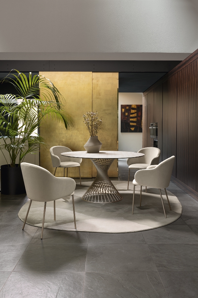 Στρογγυλό τραπέζι Vortex Calligaris με κεραμική επιφάνεια travertino εκρού και μεταλλική βάση, εκθεσιακό με άμεση παράδοση — Adamopoulos Casa Ideale