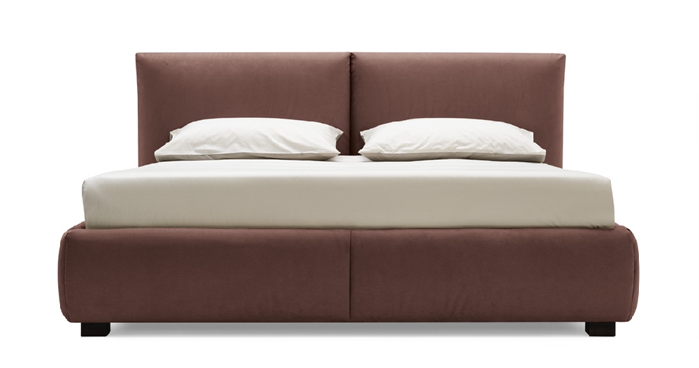 Διπλό υφασμάτινο κρεβάτι Calligaris σε απόχρωση mauve με ψηλή επενδυμένη βάση και διπλό μαξιλαρωτό κεφαλάρι