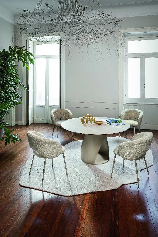 Τραπέζι τραπεζαρίας Calligaris με κεραμική επιφάνεια σε μοντέρνο σπίτι στην Αθήνα