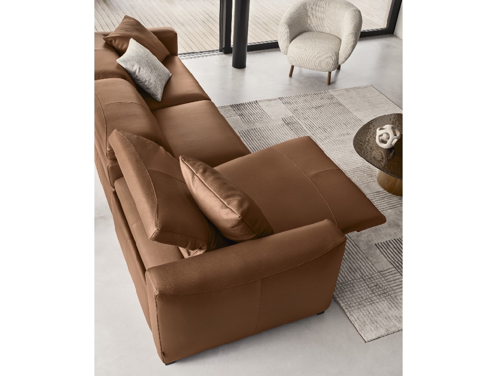 Πολυτελής δερμάτινος καναπές σε σαλόνι στην Αθήνα από το Adamopoulos Casa Ideale με έμπνευση Calligaris