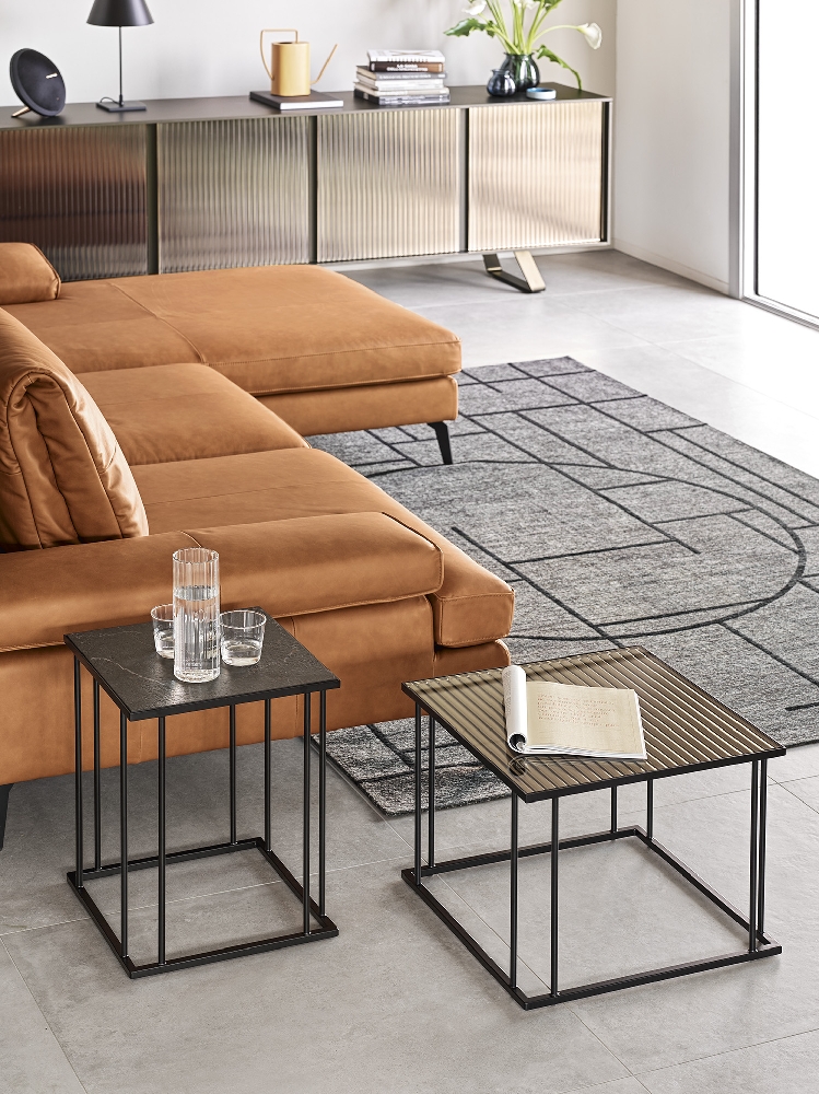 Minimal chic σαλόνι με δερμάτινο καναπέ και τραπεζάκι Calligaris στο Adamopoulos Casa Ideale στην Αθήνα