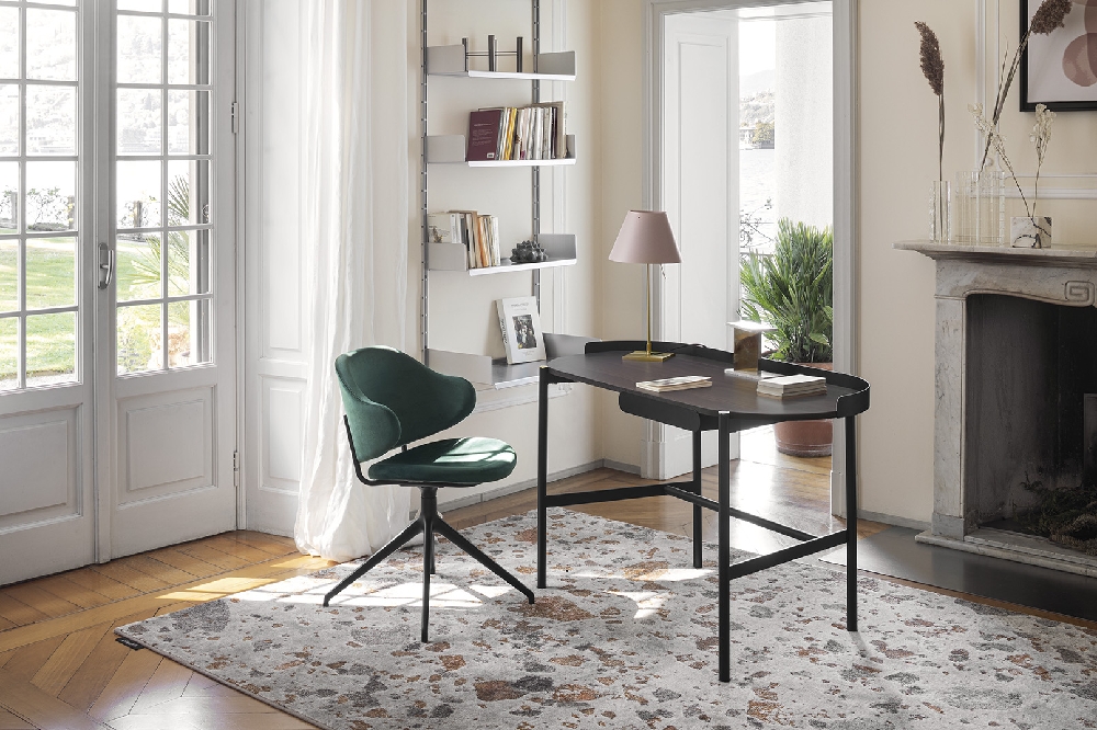 Bureau contemporain et chaise ergonomique Calligaris à Athènes, Grèce – Adamopoulos Casa Ideale