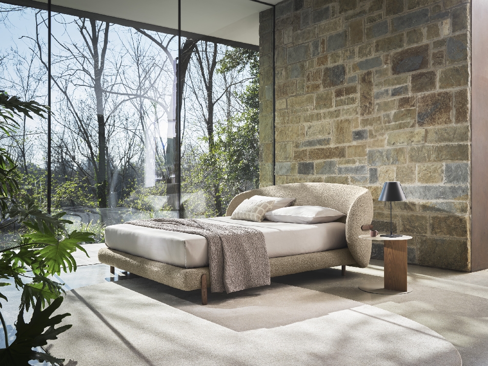 Lit double moderne et tables de chevet Calligaris à Athènes, Grèce – Adamopoulos Casa Ideale