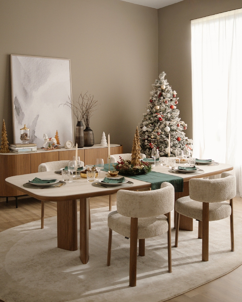 Χριστουγεννιάτικη διακόσμηση σαλονιού με ζεστή ατμόσφαιρα στην Αθήνα από το Adamopoulos Casa Ideale