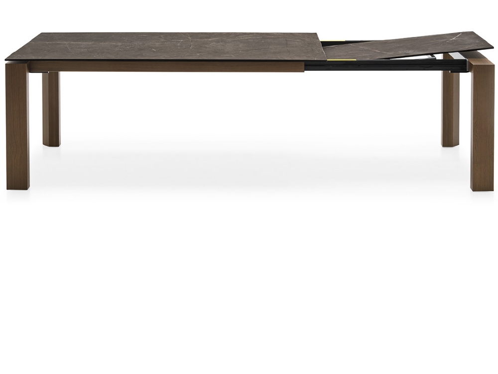 Επεκτεινόμενο τραπέζι με κεραμική επιφάνεια και μεταλλική βάση Calligaris σε μοντέρνο σπίτι στην Αθήνα – Adamopoulos Casa Ideal