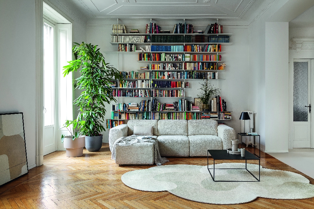 Γωνιακός καναπές σε μοντέρνο σπίτι στην Αθήνα με ιταλικά έπιπλα