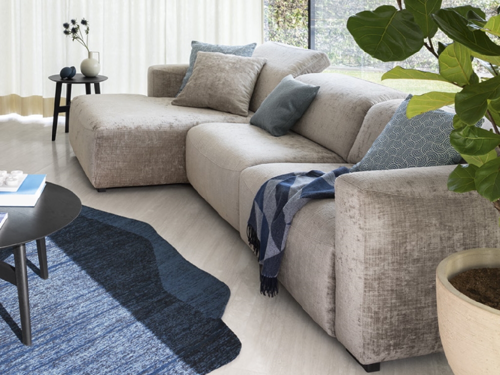 Μοντέρνος γωνιακός καναπές σε σύγχρονο σαλόνι με ιταλικό design