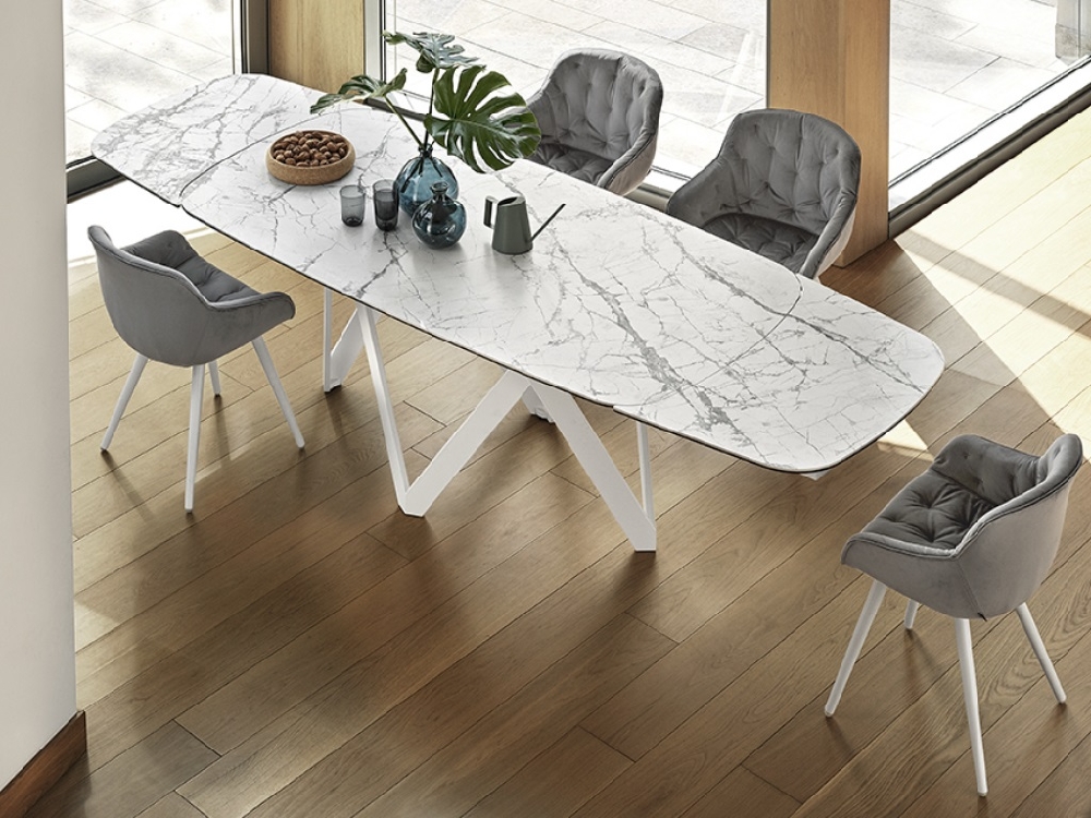 Μεγάλο οβάλ επεκτεινόμενο τραπέζι για 8–10 άτομα Calligaris σε σύγχρονη τραπεζαρία στην Αθήνα – Adamopoulos Casa Ideale