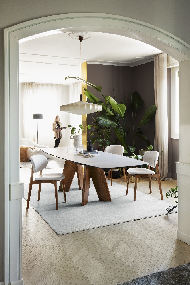 Μοντέρνο τραπέζι φαγητού Calligaris με μίνιμαλ μεταλλική βάση και κεραμικό καπάκι